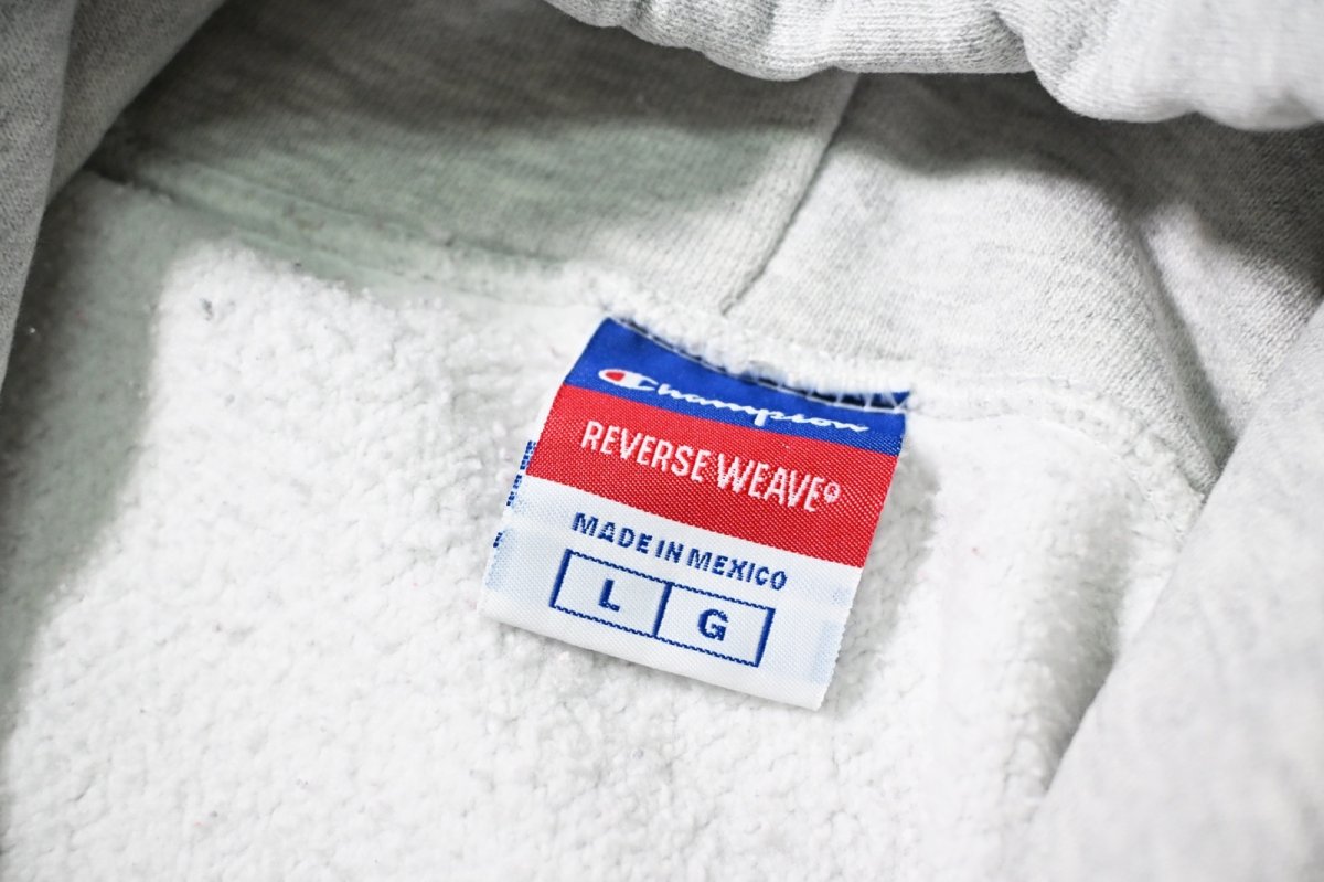 画像4: 00s Used Champion Reverse Weave Sweat Hoodie "University of Massachusetts" (4)