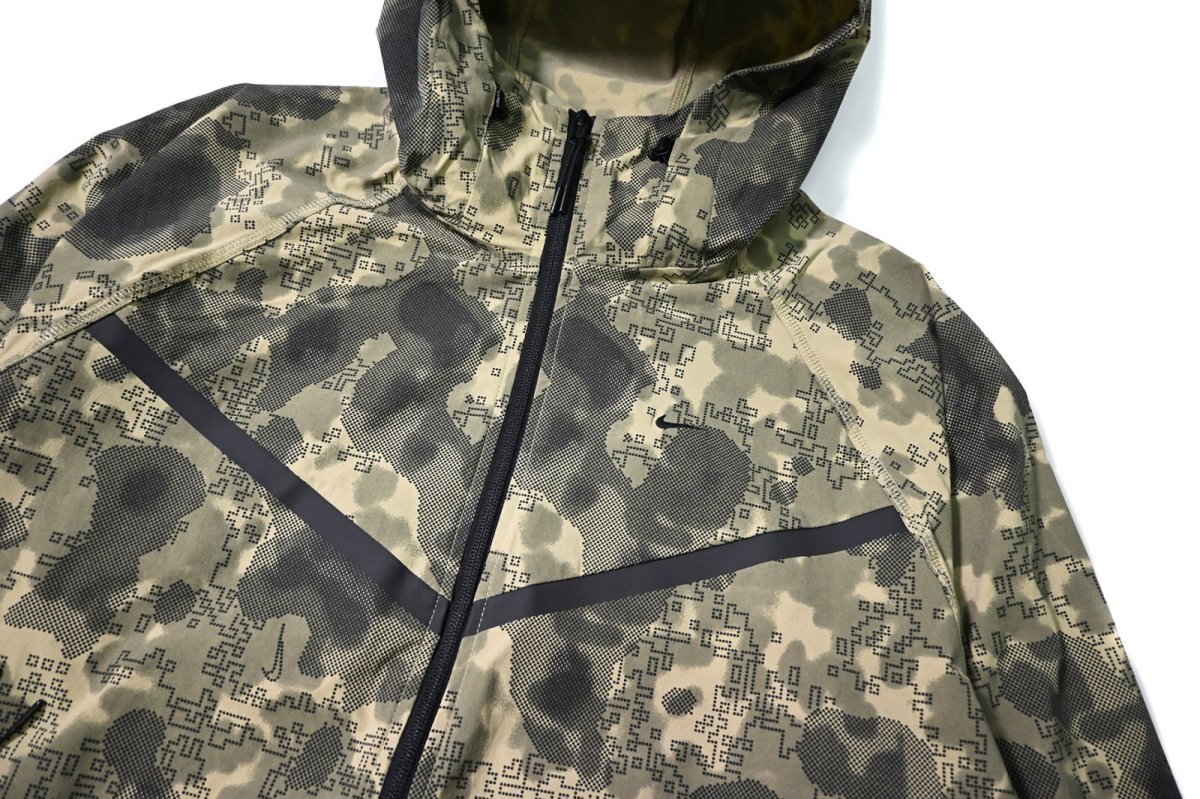 画像2: Nike Tech Woven Camo Windrunner Jacket Neutral Olive/Black (2)