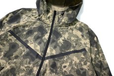 画像2: Nike Tech Woven Camo Windrunner Jacket Neutral Olive/Black (2)